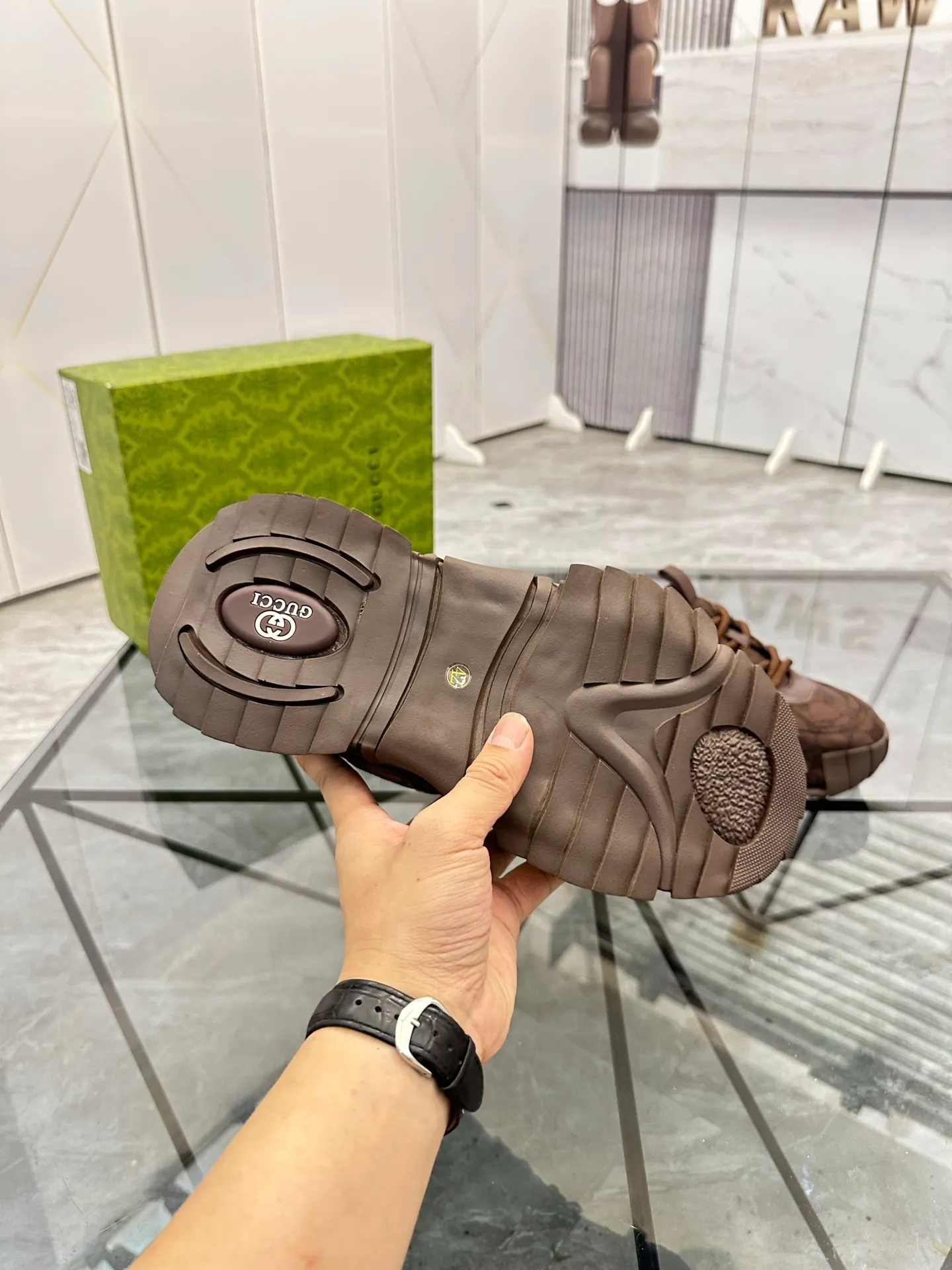 Men's shoes for sale 💰: 💰P580¥ Product trademark: Gucci* "Gucci*" low-top casual shoes Regular size: 38-45 (can be customized to 46) Large size Product materials: Upper imported cowhide stitching original material, breathable lining, original outsole. No.: 0008